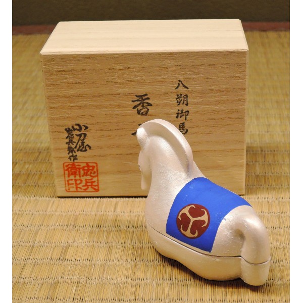 2026年度 小刀屋オリジナル干支香合「八朔御馬」桐箱入り 京陶人形