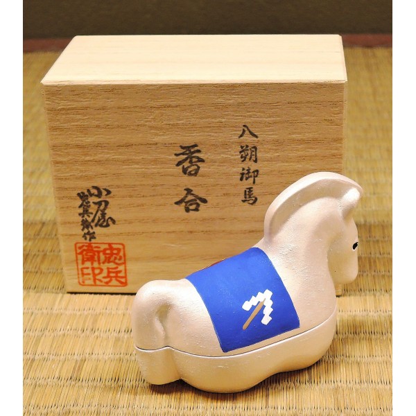 2026年度 小刀屋オリジナル干支香合「八朔御馬」桐箱入り 京陶人形